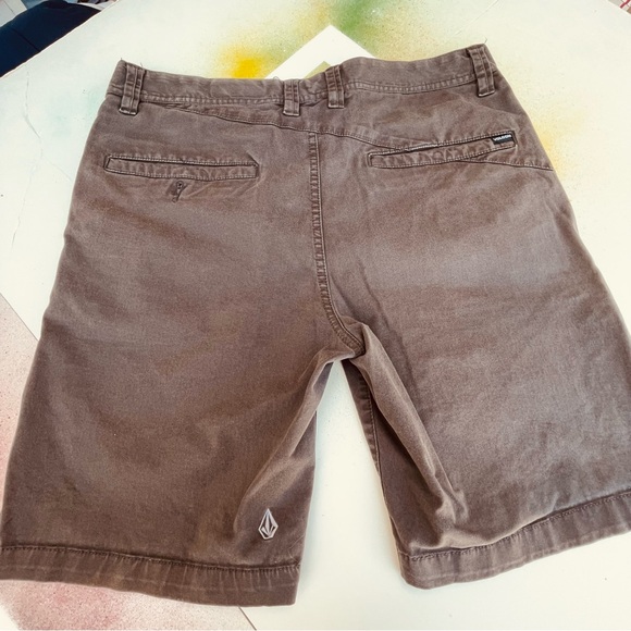 VOLCOM SIZE 33 flat front shorts.                                          Sh046 - Picture 4 of 5